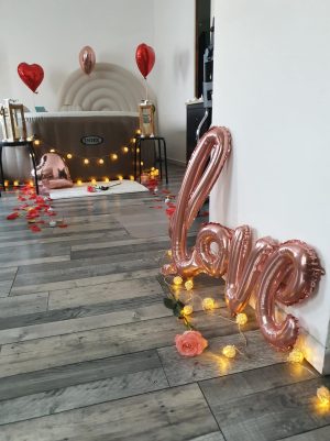 Spa romantique Dans Ma Bulle avec pétales et ballon LOVE rose gold.