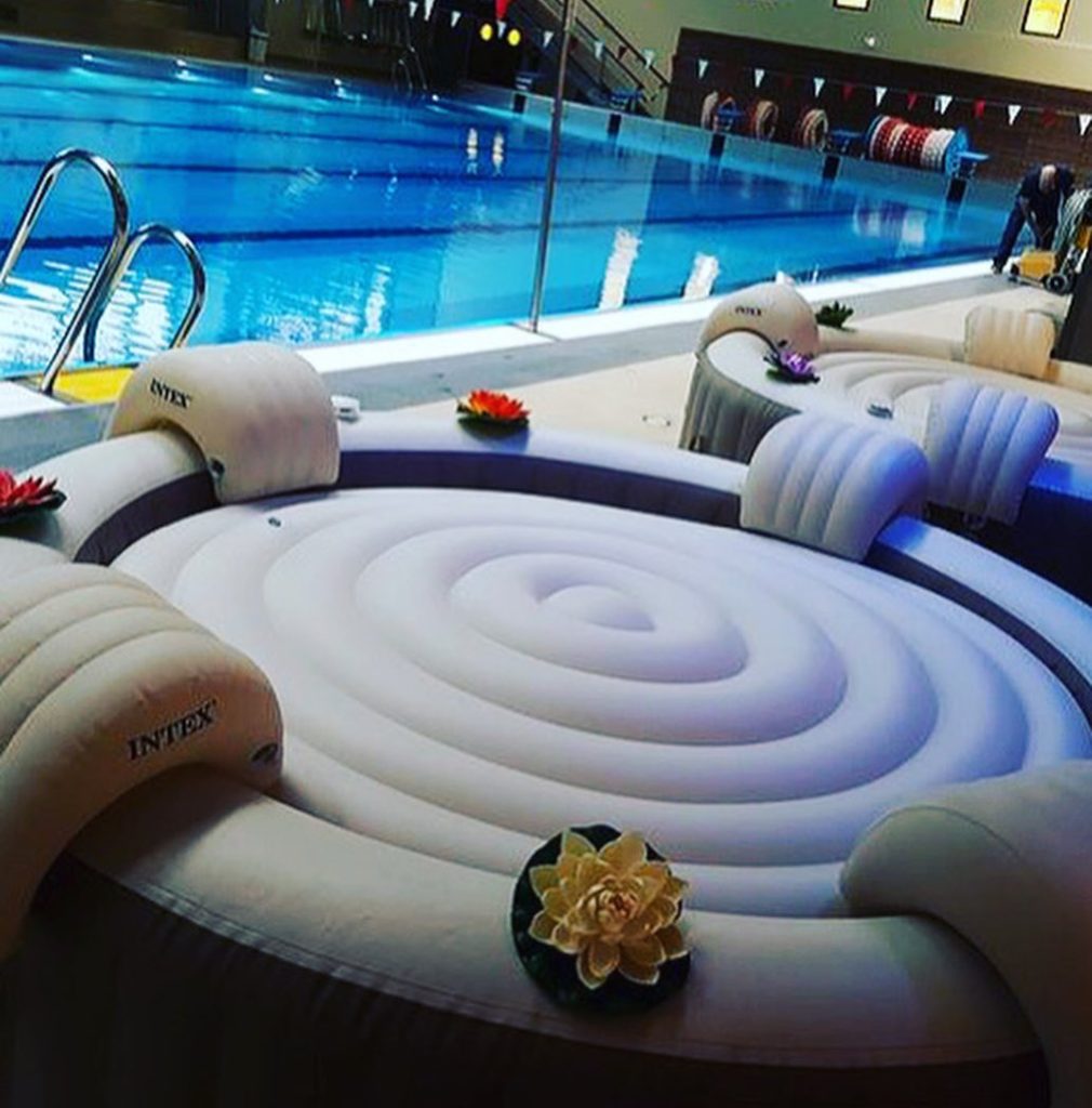 Spa Intex posé près d’une piscine, ambiance relaxation