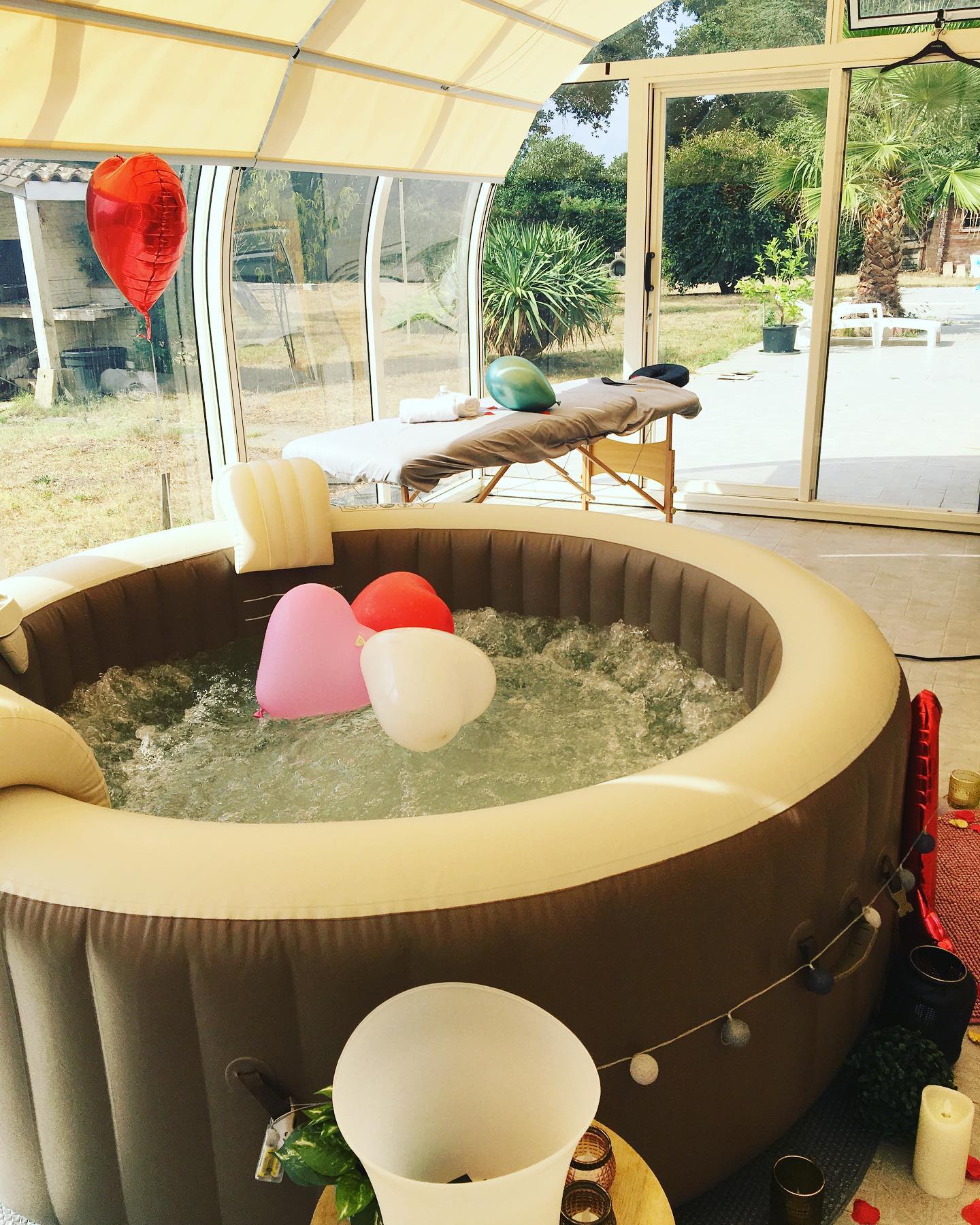 Spa gonflable Intex en intérieur avec ballons en forme de cœur et décoration romantique