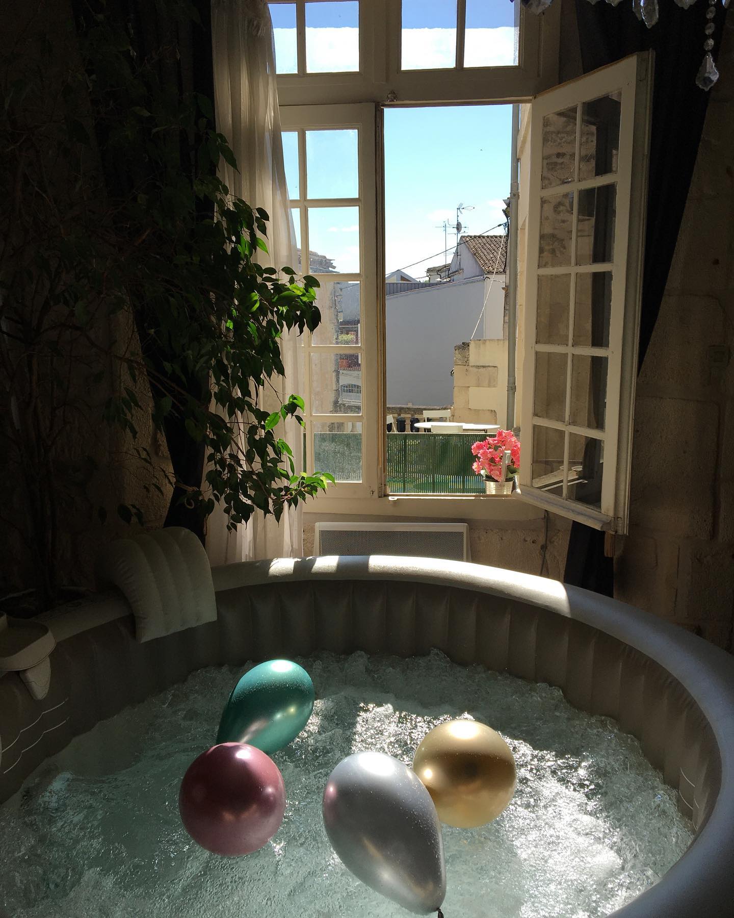 Spa gonflable Intex en intérieur, avec ballons métallisés et lumière naturelle provenant d’une grande fenêtre